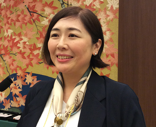 宮　本　　典　子　氏