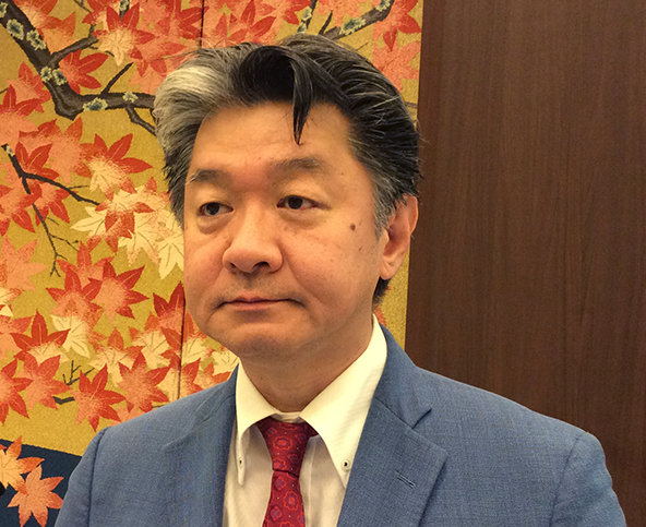 谷　口　　功　一　氏