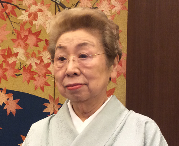 春　日　　とよ子　氏