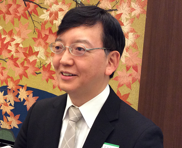 東　　　　信　吾　氏