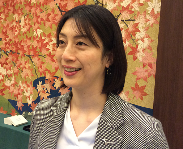 寺　川　　　　綾　氏