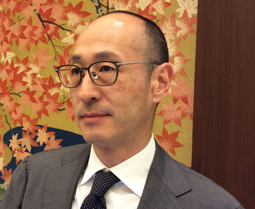 紀　伊　　信　之　氏